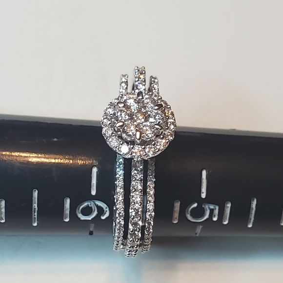 Original Design 14K white Gold Diamond Ring - Picture 10 of 11
